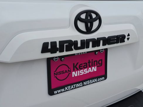 Used 2022 Toyota 4Runner SR5 AWD/4WD image 11