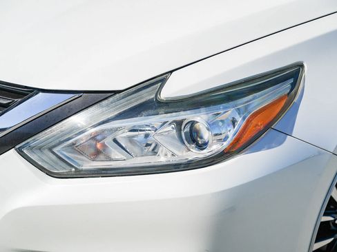 Used 2016 Nissan Altima 2.5 SV w/ Convenience Package FWD image 2