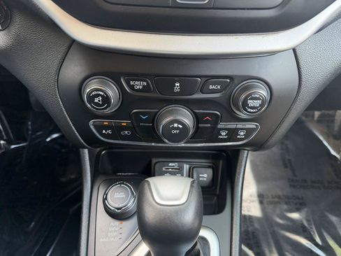 Used 2018 Jeep Cherokee Latitude Plus w/ Cold Weather Group AWD/4WD image 14