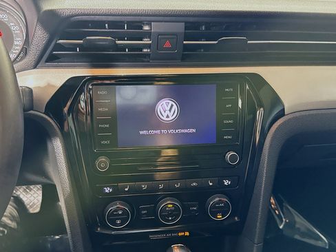 Used 2022 Volkswagen Passat 2.0T SE FWD image 18