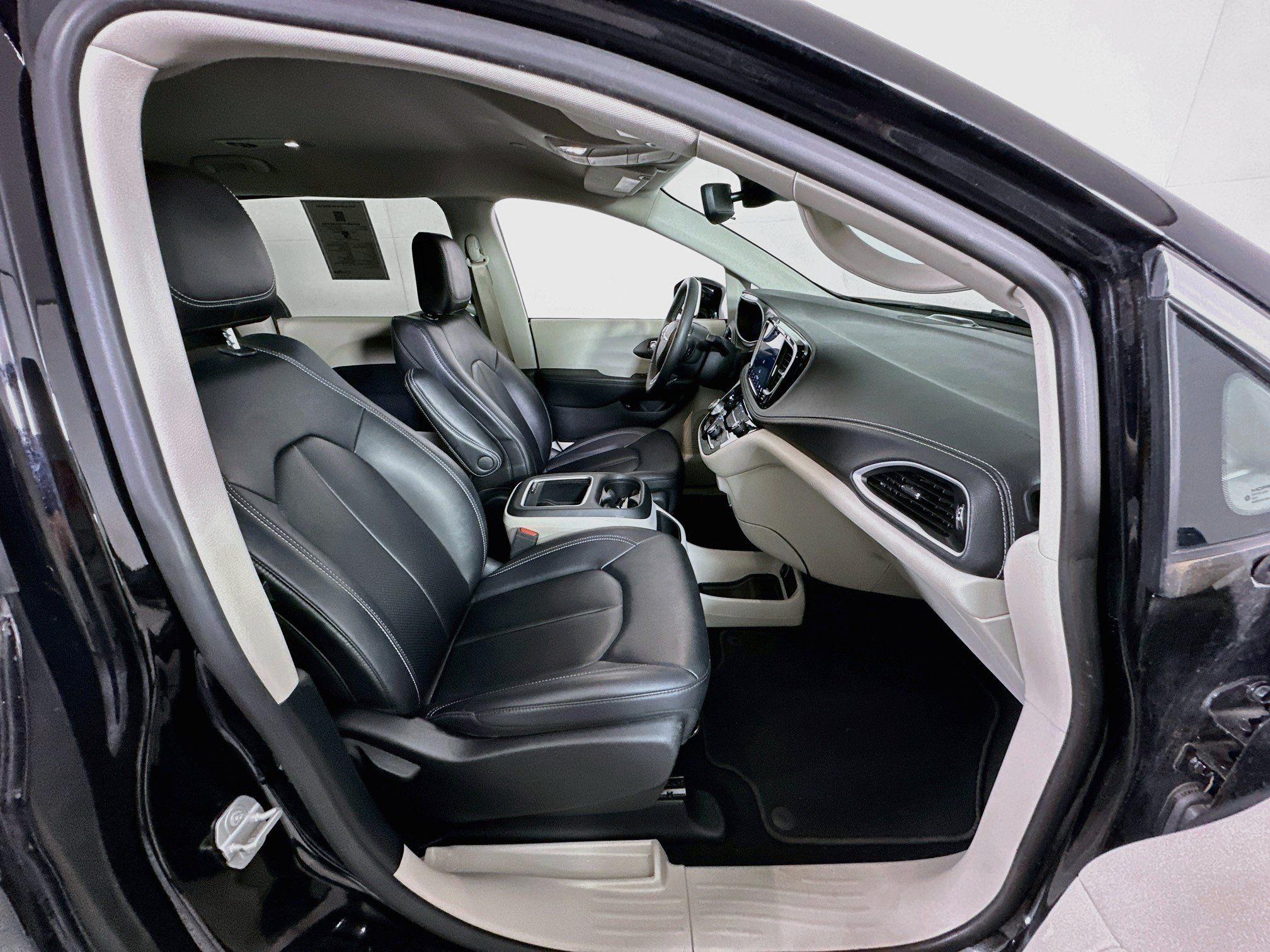 Used 2024 Chrysler Pacifica Limited FWD image 32