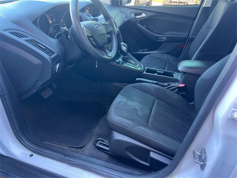 Used 2018 Ford Focus SE w/ SE Appearance Package image 9
