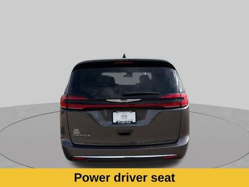 Used 2023 Chrysler Pacifica Touring-L FWD image 8