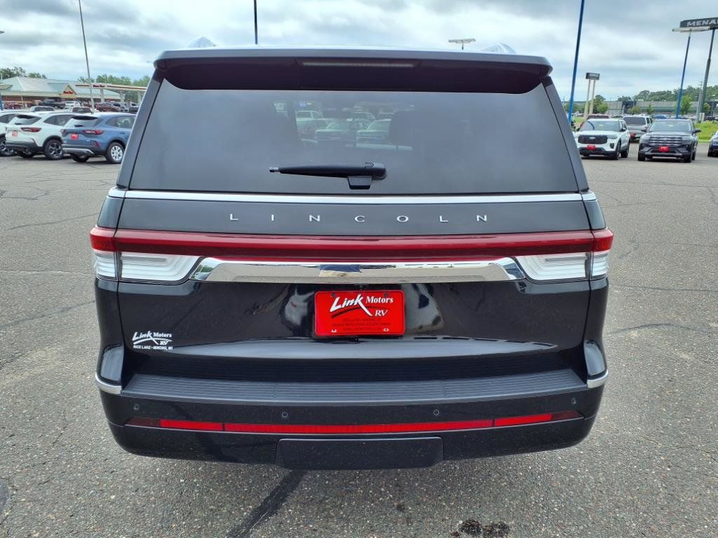Used 2024 Lincoln Navigator Premiere AWD/4WD image 4