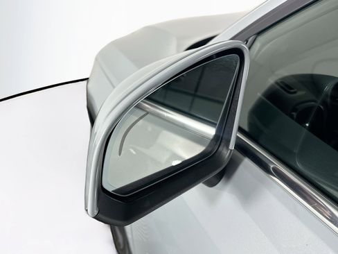 Used 2025 Volvo XC40 B5 Plus image 16