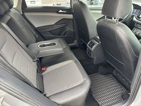 Certified 2022 Volkswagen Taos SE image 31