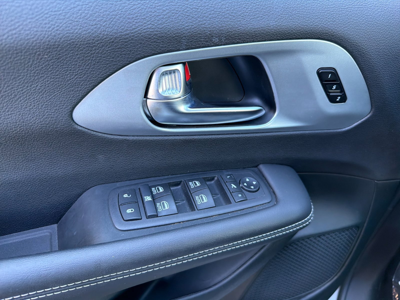 Used 2026 Chrysler Pacifica Limited FWD image 11