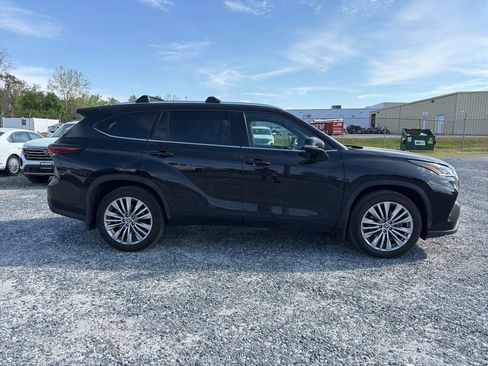 Used 2024 Toyota Highlander Platinum image 6