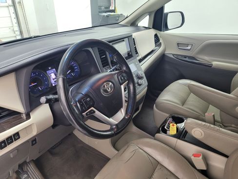 Used 2016 Toyota Sienna XLE w/ XLE Navigation Package FWD image 21
