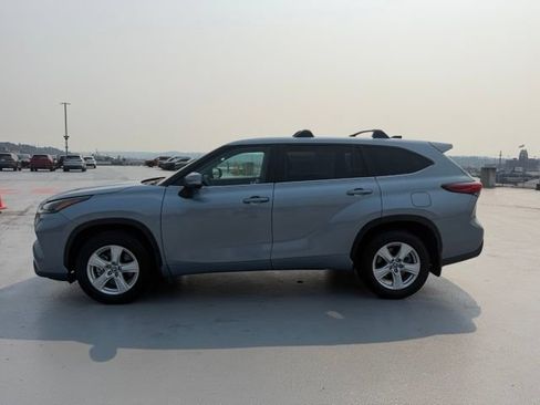 Used 2023 Toyota Highlander LE AWD/4WD image 6