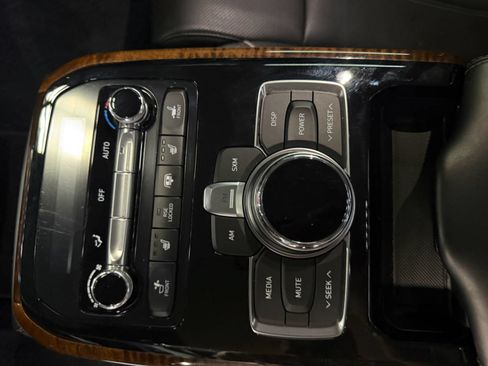Used 2018 Genesis G90 3.3T Premium RWD image 32