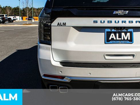 Used 2025 Chevrolet Suburban High Country image 13