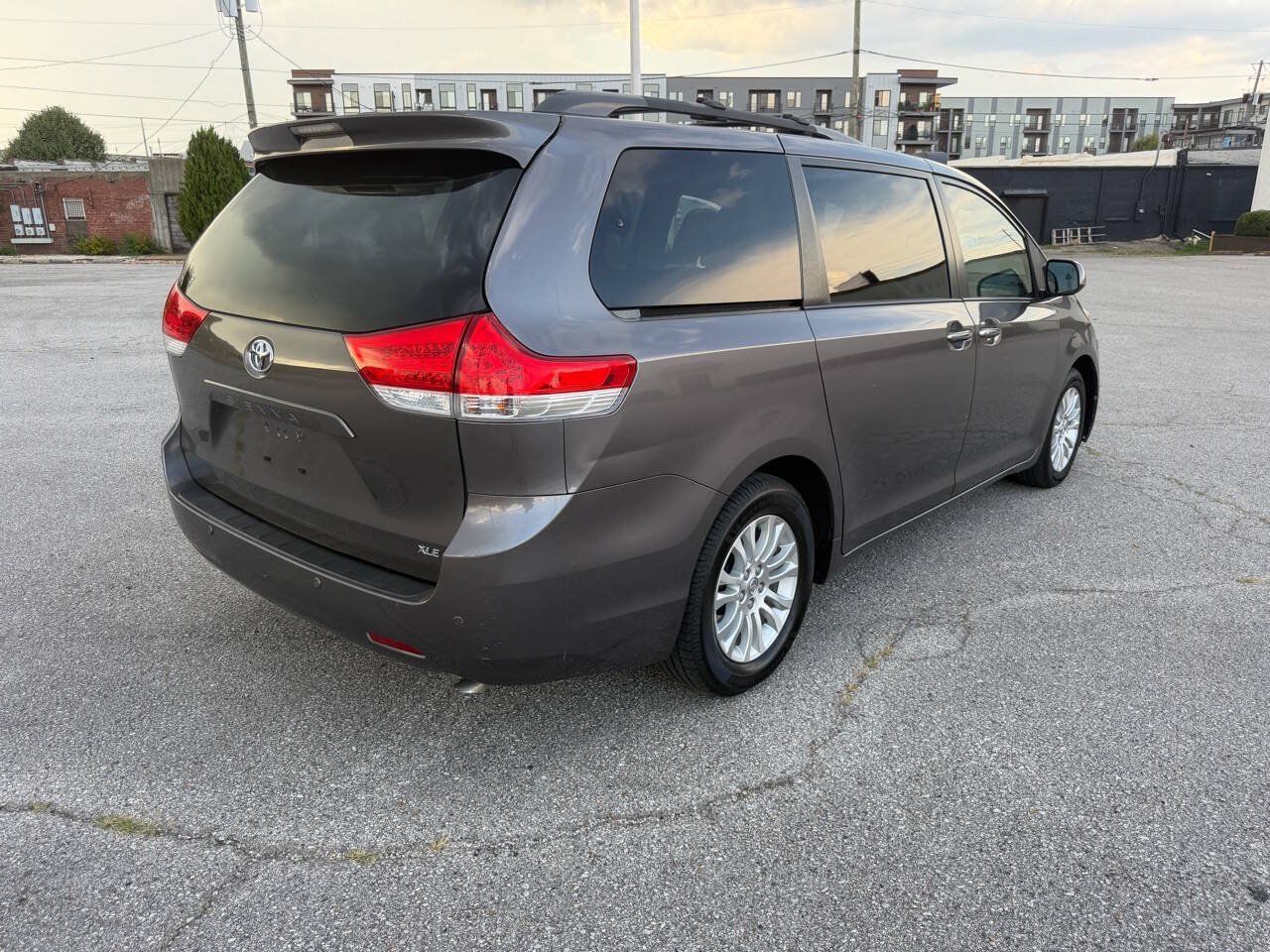 Used 2013 Toyota Sienna XLE FWD image 4