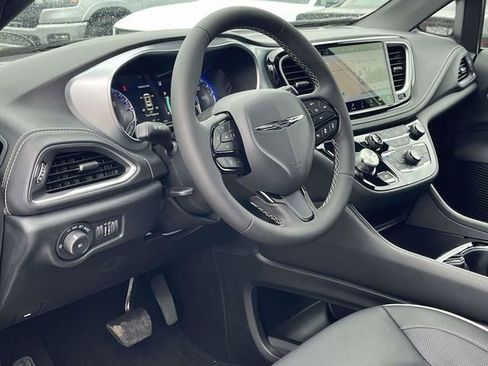 New 2026 Chrysler Pacifica Limited image 9