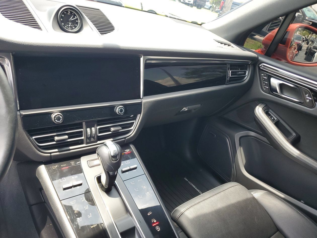 Used 2025 Porsche Macan AWD/4WD image 24