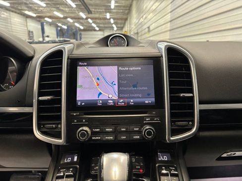 Used 2018 Porsche Cayenne AWD/4WD image 18