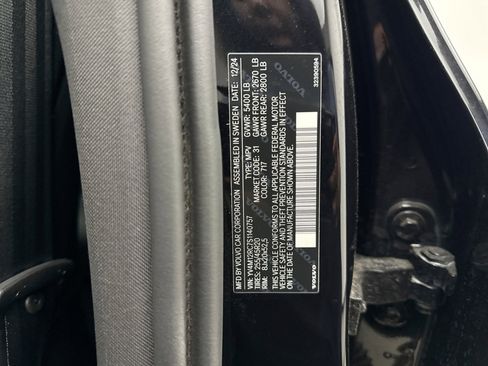 Used 2025 Volvo XC60 B5 Plus AWD/4WD image 11