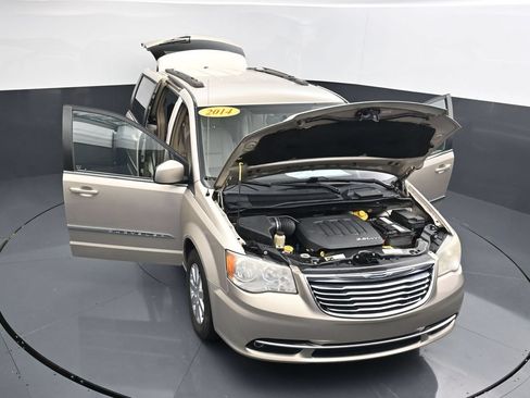 Used 2014 Chrysler Town & Country Touring FWD image 33