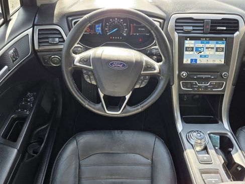 Used 2017 Ford Fusion SE w/ Fusion SE Technology Package image 18