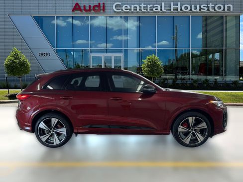 New 2025 Audi SQ5 Prestige image 8