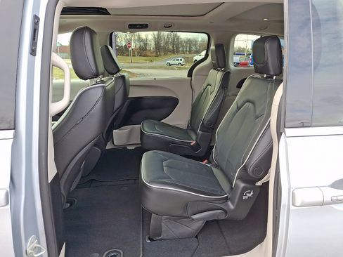 Used 2023 Chrysler Pacifica Limited image 12
