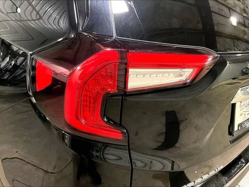 Used 2022 GMC Terrain SLT w/ Infotainment Package II AWD/4WD image 8