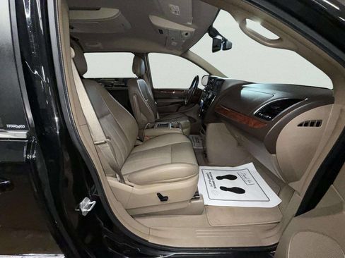 Used 2011 Chrysler Town & Country Touring-L image 29