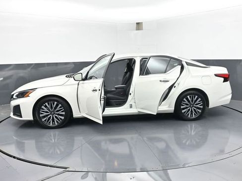 Used 2025 Nissan Altima 2.5 SV FWD image 49