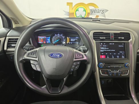 Used 2018 Ford Fusion SE w/ Fusion SE Technology Package FWD image 13