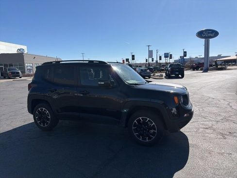 Used 2023 Jeep Renegade Latitude image 3