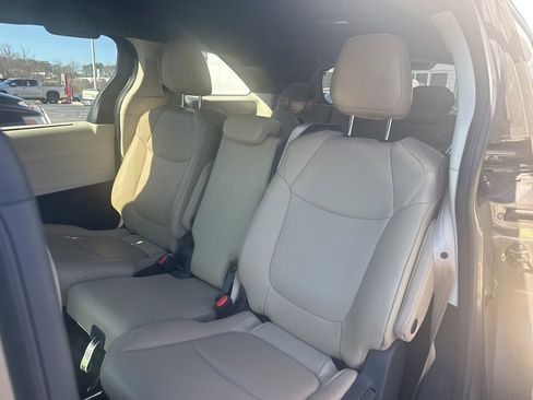 Used 2021 Toyota Sienna XLE image 10