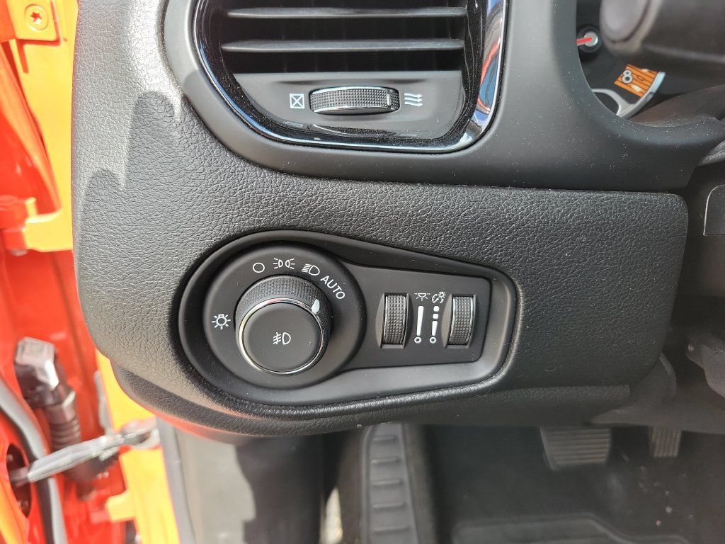 Used 2020 Jeep Renegade Altitude FWD image 25