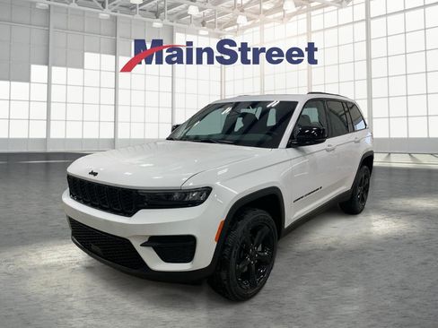 Used 2025 Jeep Grand Cherokee Altitude AWD/4WD image 1