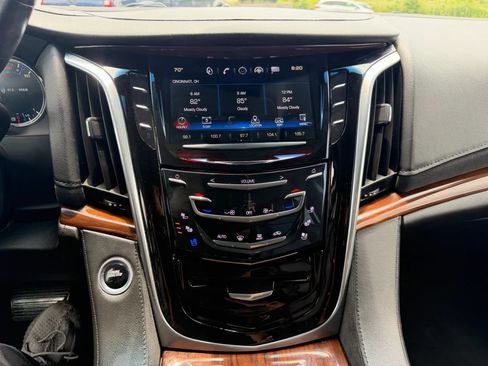 Used 2020 Cadillac Escalade ESV Luxury AWD/4WD image 18
