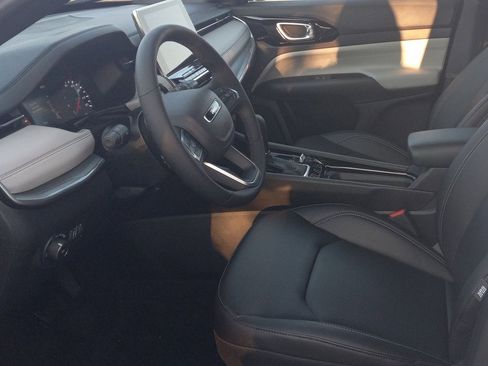 Used 2025 Jeep Compass Limited image 13