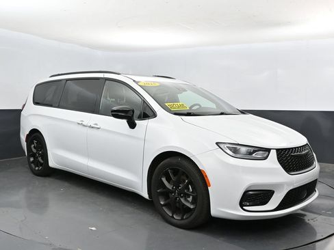 Used 2025 Chrysler Pacifica Limited FWD image 6
