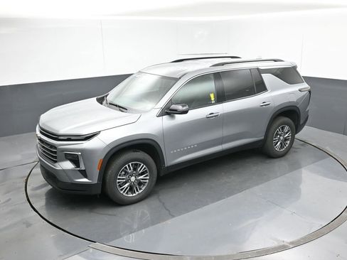 Used 2025 Chevrolet Traverse LT image 48