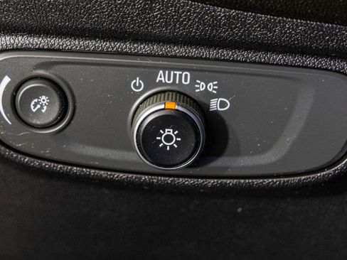 Used 2019 Chevrolet Equinox LT w/ Driver Convenience Package image 38