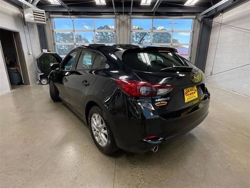 Used 2018 MAZDA MAZDA3 Sport FWD image 3