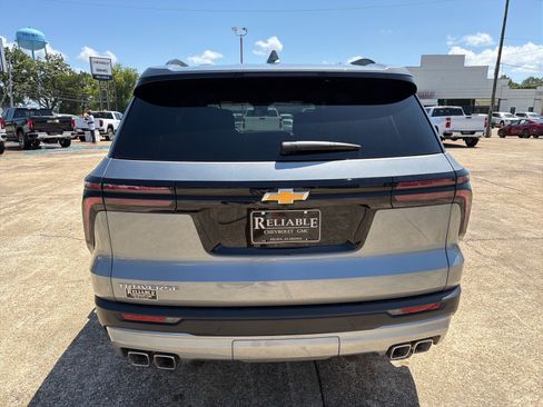 Used 2026 Chevrolet Traverse LT FWD image 5