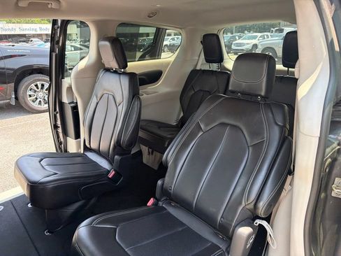 Used 2023 Chrysler Pacifica Touring-L FWD image 19