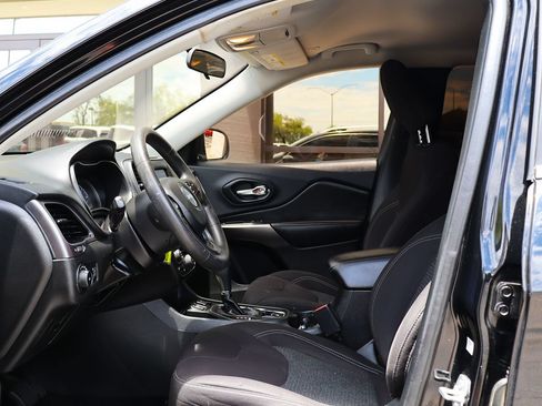 Used 2019 Jeep Cherokee Latitude w/ Popular Appearance Group FWD image 37