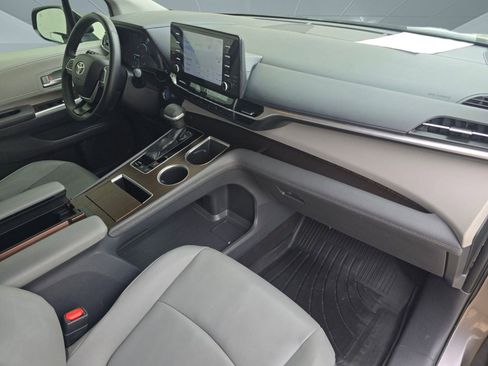 Used 2021 Toyota Sienna XLE image 30