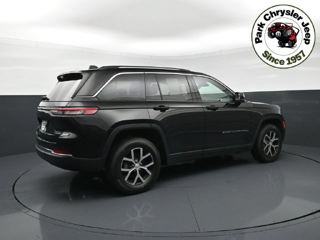 Used 2023 Jeep Grand Cherokee Limited w/ Trailer Tow Prep Group (B) AWD/4WD image 6