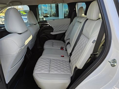 Used 2023 Mitsubishi Outlander SEL image 13