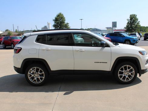 Used 2022 Jeep Compass Latitude AWD/4WD image 6