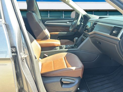 Used 2023 Volkswagen Atlas SE w/ Panoramic Sunroof Package FWD image 11