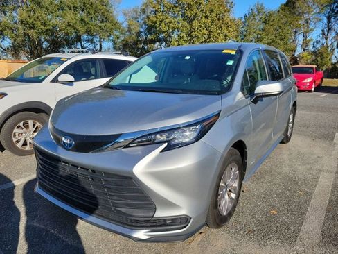 Used 2021 Toyota Sienna LE image 8