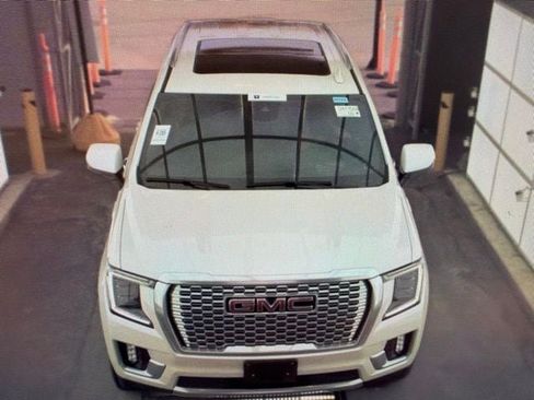 Used 2024 GMC Yukon Denali w/ Advanced Technology Package AWD/4WD image 12