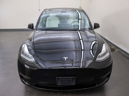 Used 2023 Tesla Model Y Performance image 9